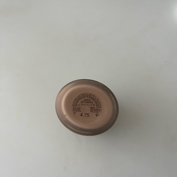 Armani Beauty - Luminous Silk Perfect Glow Flawless Oil-Free Foundation - Picture 2 of 2